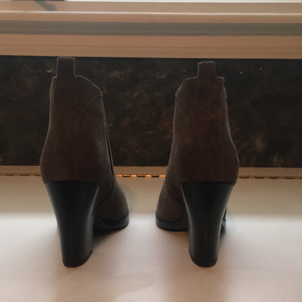 Marc Fisher Size 6 Charcoal Color, Suede Heeled B… - image 4